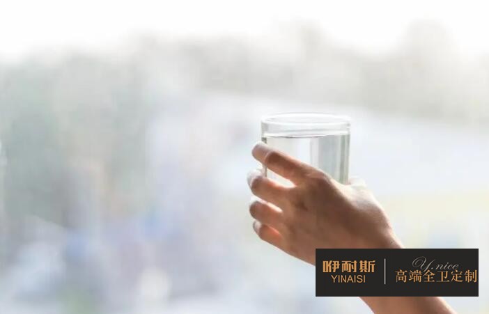 在鏡柜和主柜里，可以放上一杯水