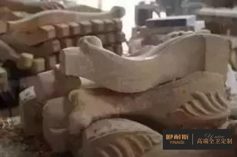 第六步：鑼機(jī)：以模具為原型，以刀具進(jìn)行切削，形成更為完整與流暢的線條，規(guī)定了產(chǎn)品的形狀。