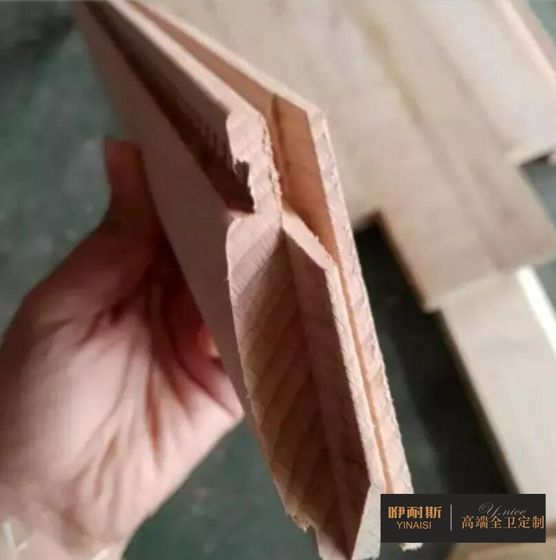 第七步：出榫機(jī)。使木塊具備特有的準(zhǔn)頭結(jié)構(gòu)制作出一種古典效果，以便木塊之間更為緊密的連接。