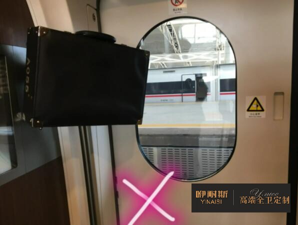 平穩(wěn)放置物品，較重的物品應(yīng)放置在浴室柜底柜底層;吊柜內(nèi)不易放置過重物品
